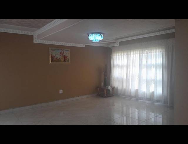 5 BEDROOM HOUSE FOR SALE IN SERALA VIEW